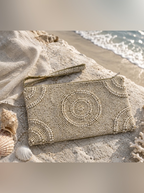 Tommy Bahama Handbags - 🏝️ Tommy Bahama Beaded Wristlet Clutch